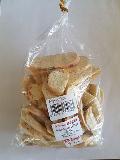 Hermon Bagels brand Garlic Bagel Crisps (125g) in clear plastic bag