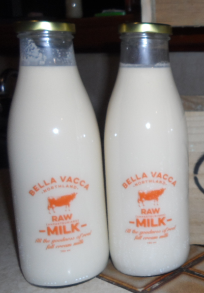 Bella Vacca brand raw (unpasteurised) drinking milk (750ml)